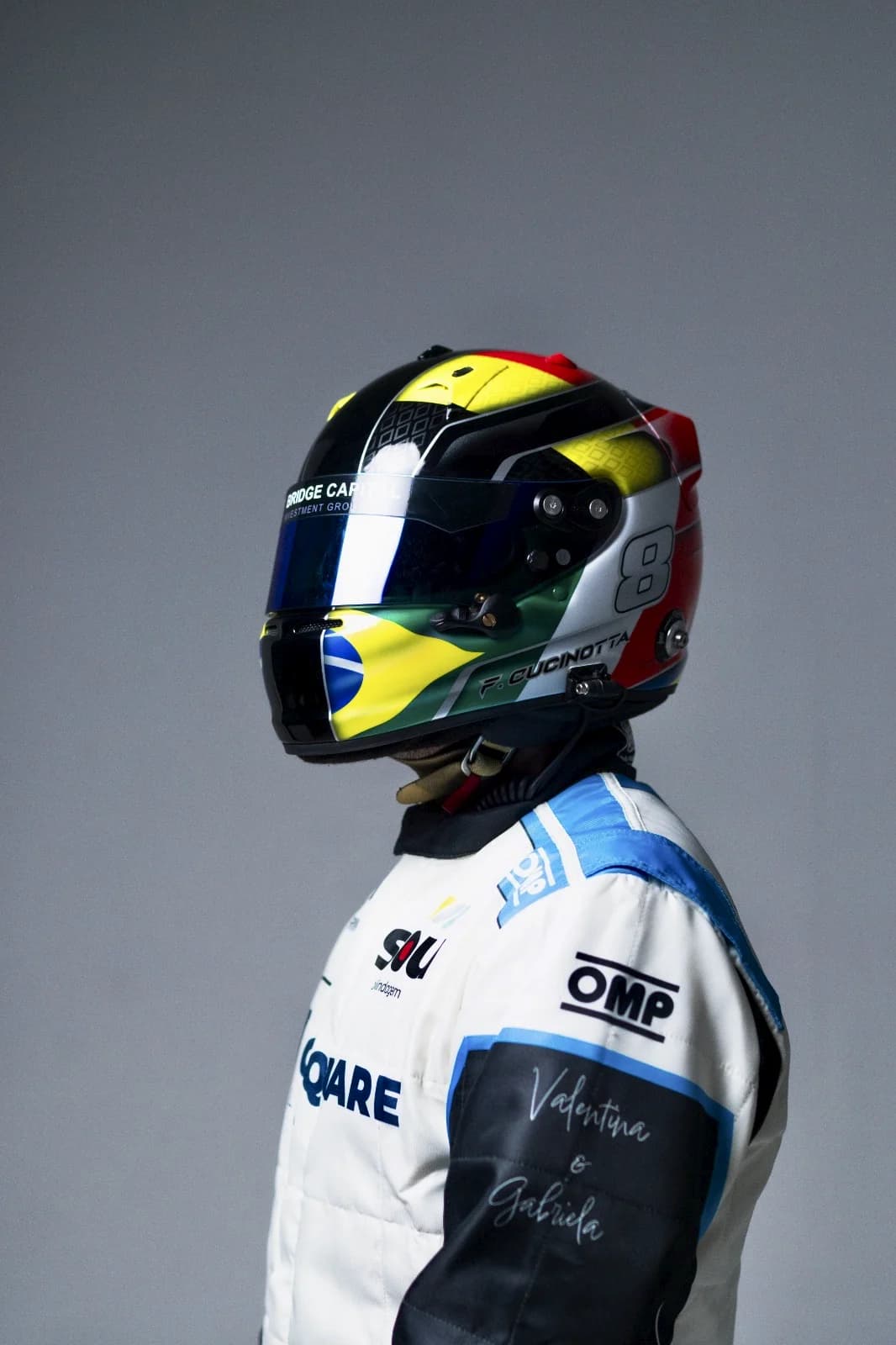 Francesco Cucinotta de macacão e capacete Csquare Racing, de perfil